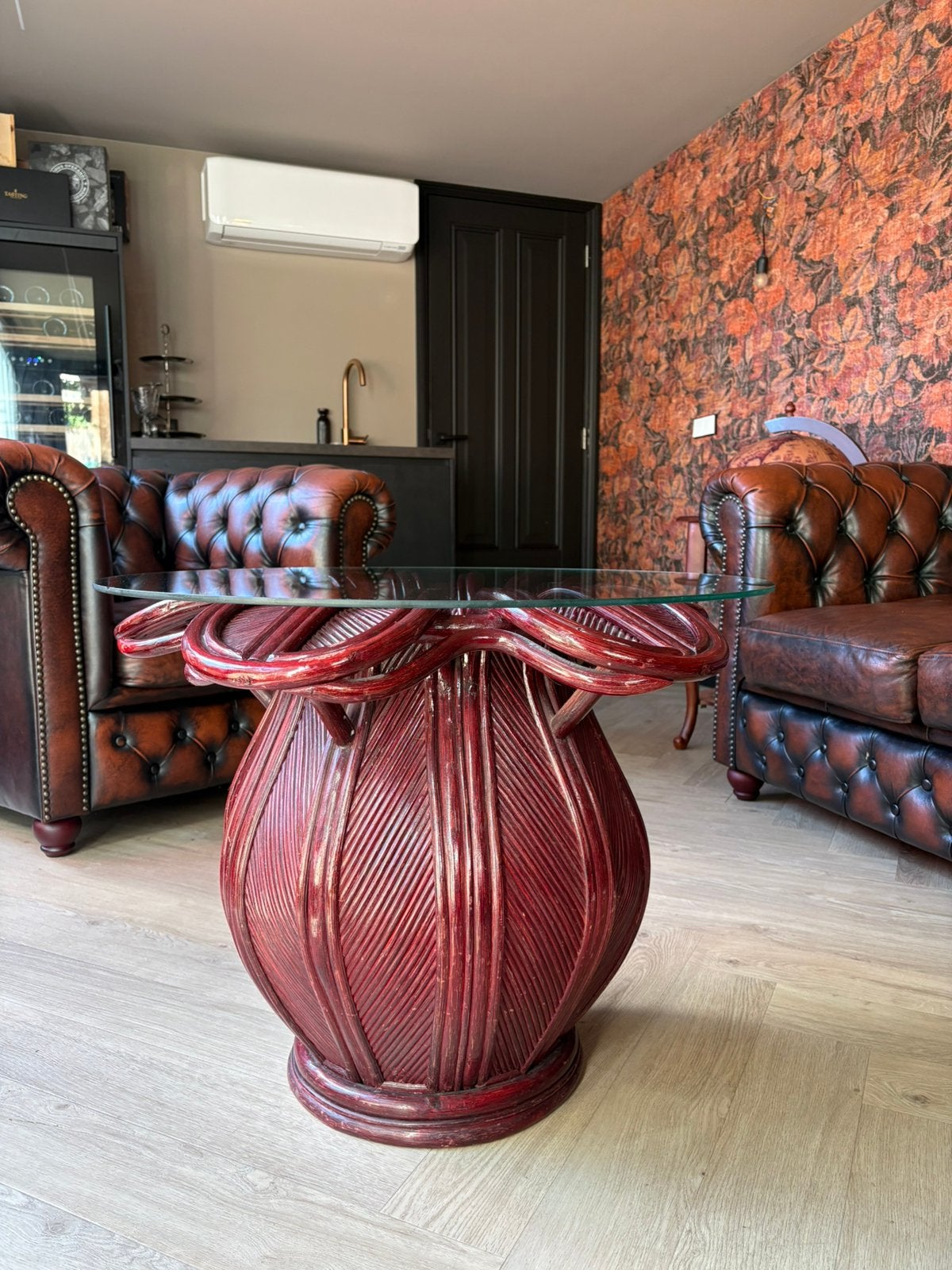 Zeldzame vintage Bellflower salontafel – bordeaux rotan’ 70, 50 tot 100 cm, Rond, Ophalen of Verzenden, Glas