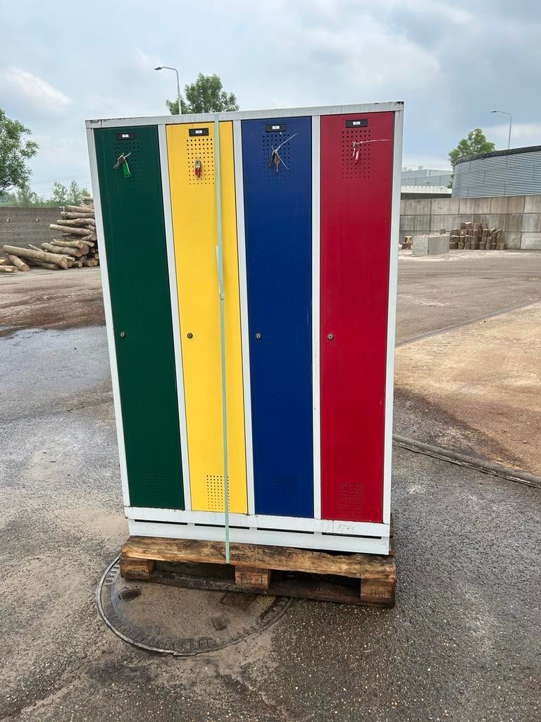 Vrolijke Kledinglockers - Kleurrijke Opbergkasten, Ophalen, Gebruikt