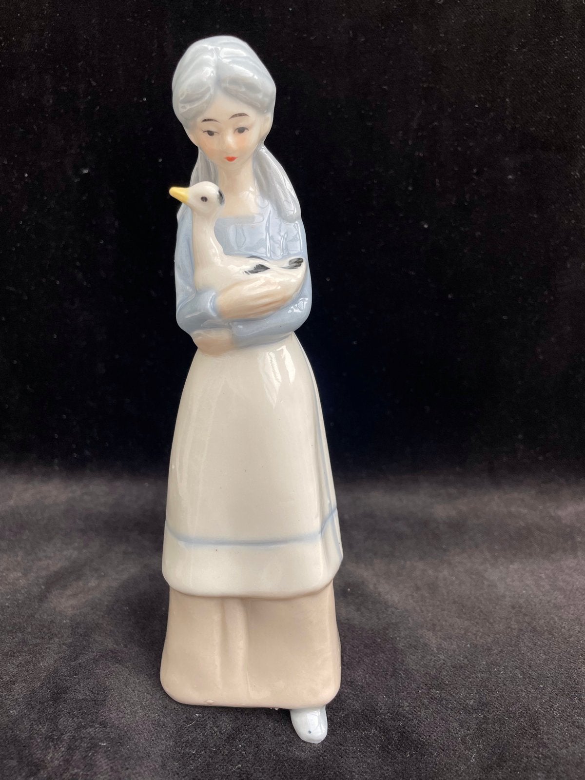 Lladro porseleinen beeldje van vrouw met gans en kruik, Ophalen of Verzenden, Gebruikt, Mens