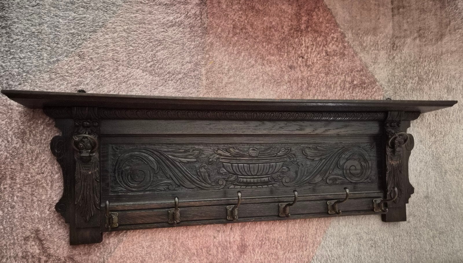 Antieke houten wandkapstok met sierlijk houtsnijwerk, Gebruikt, Minder dan 100 cm, Hout, Ophalen