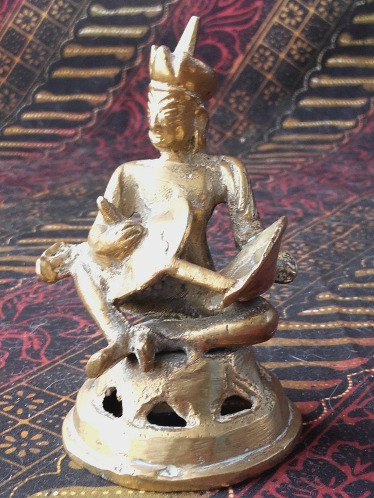 Mooi oud brons beeldje uit Tibet van een muzikant 9 cm., Tibet, Goud, Handgemaakt, Ophalen of Verzenden