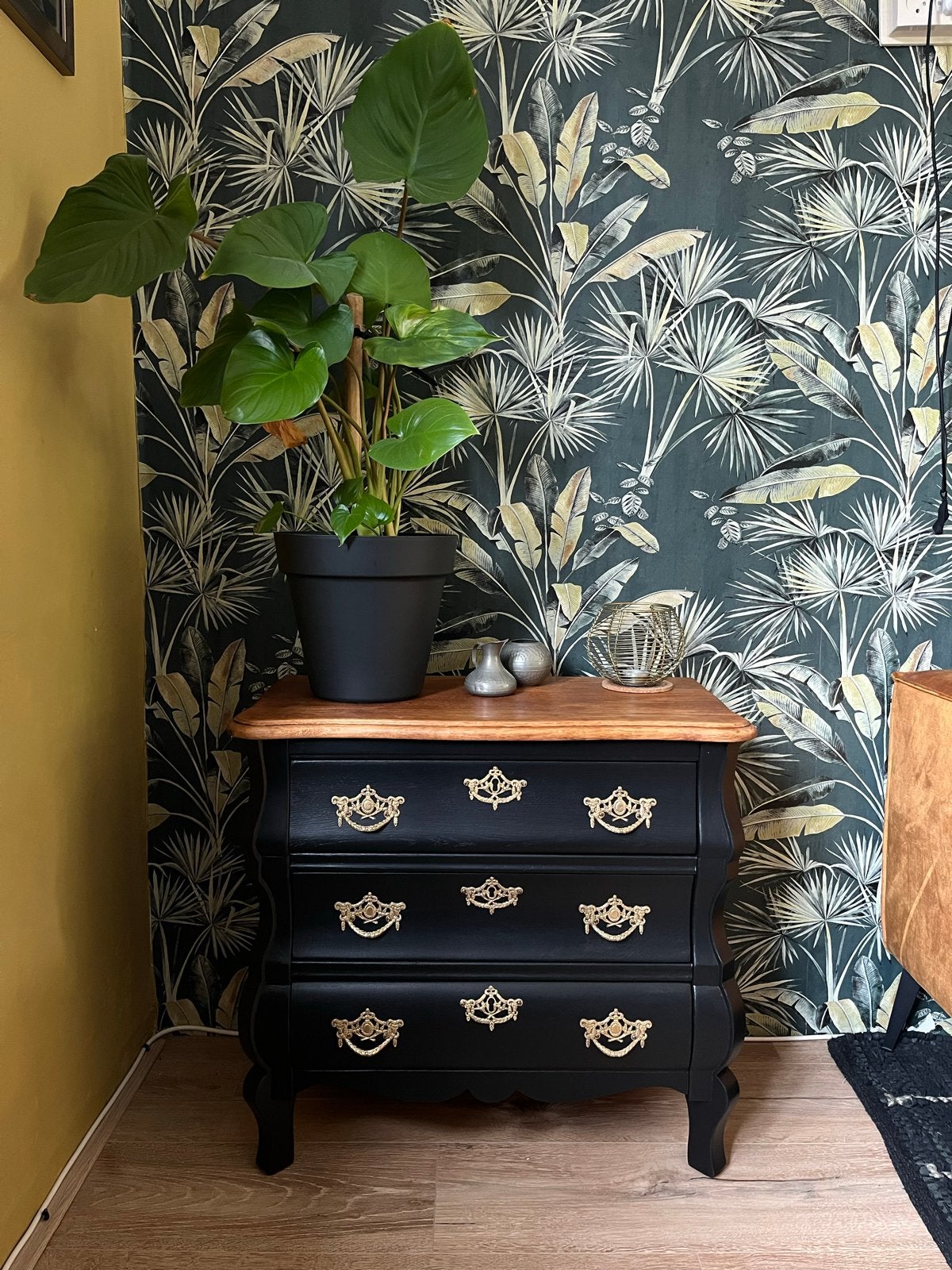 Opgeknapt buikkastje - Zwart met gouden details, Antiek en Kunst, Antiek | Meubels | Kasten, Ophalen