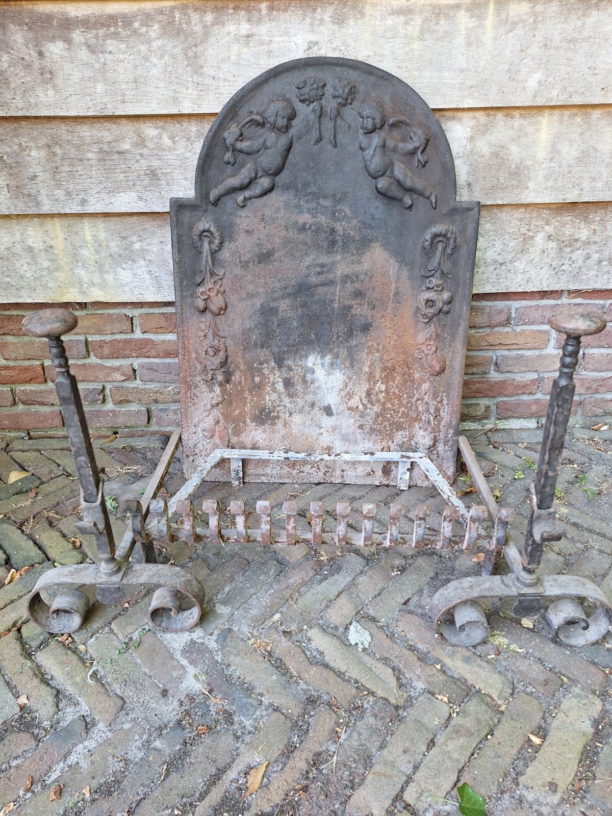 Antieke gietijzeren haardplaat met engeltjes en vuurbokken, Ophalen of Verzenden, Gebruikt, Houthaard