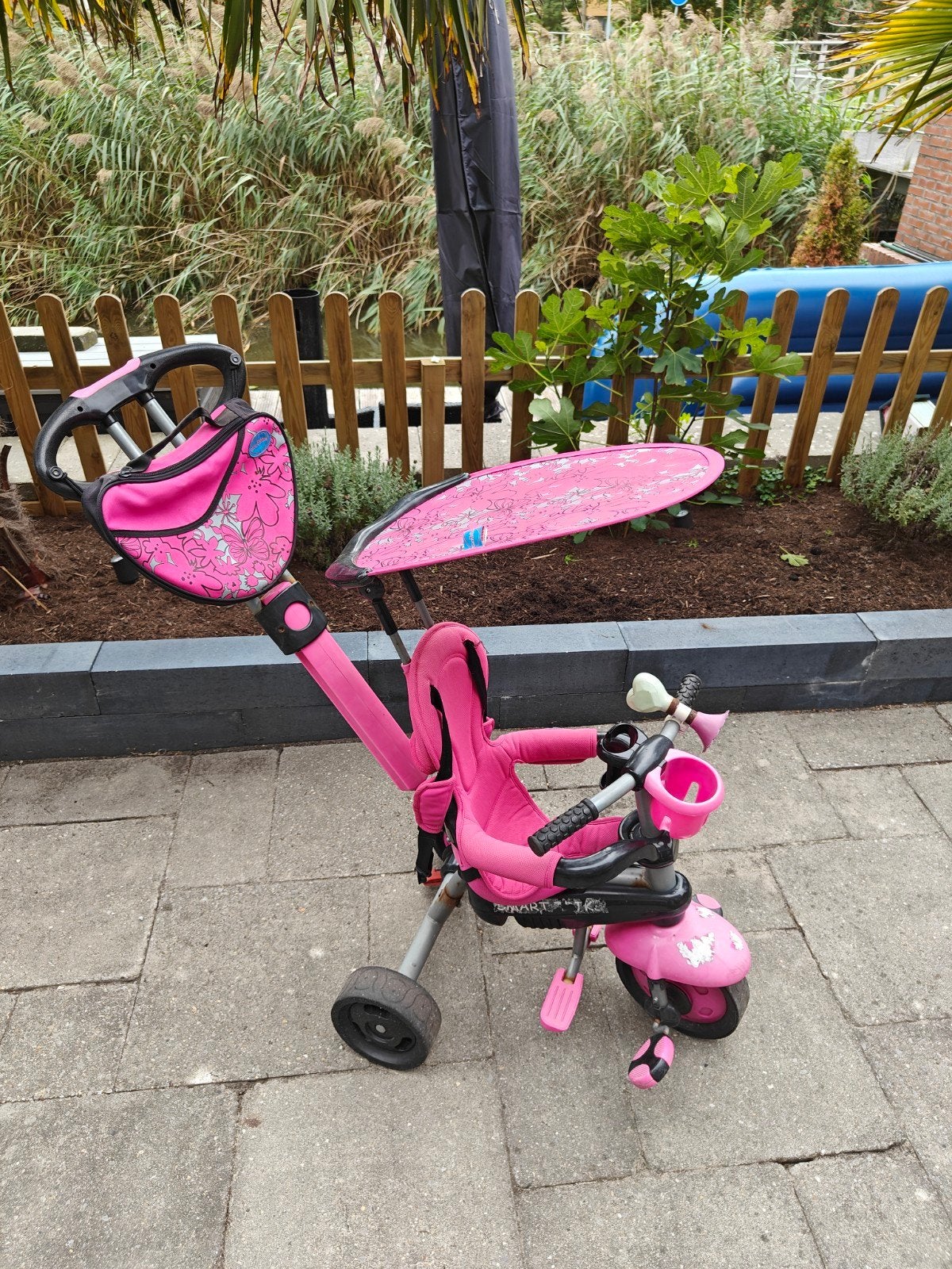 Roze driewieler met duwstang en zonnekap, Ophalen, Gebruikt