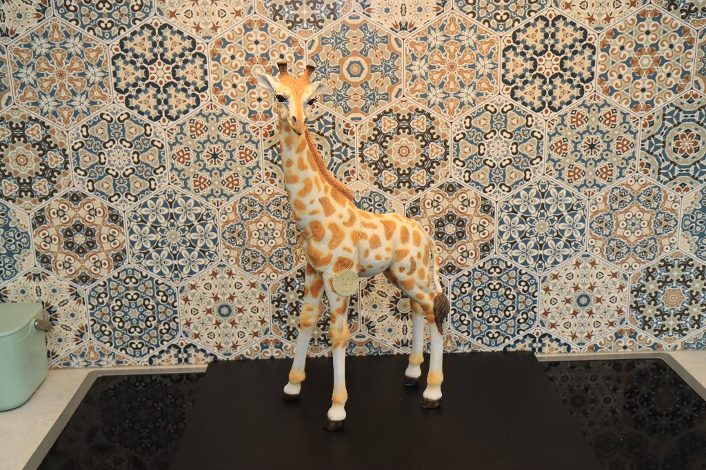 Out of africa leonardo staande giraf 42 cm hoog, Verzamelen, Beelden en Beeldjes, Ophalen of Verzenden, Zo goed als nieuw, Dier