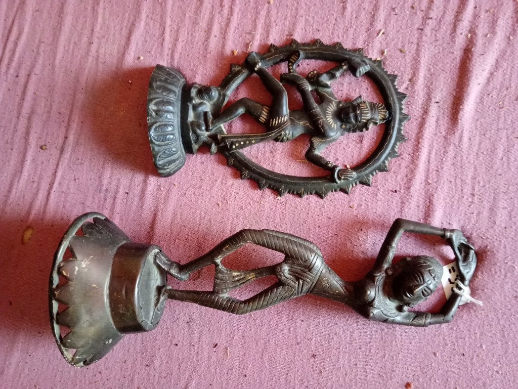 Twee bronzen beelden: Shiva Nataraja en danseres, Ophalen, 20 - 50 cm, Beeld, Bruin