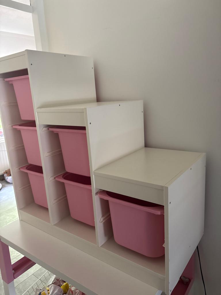 Witte kast met roze opbergbakken, Kinderen en Baby's, Kinderkamer | Commodes en Kasten, Ophalen, Gebruikt, Kast, 50 tot 70 cm