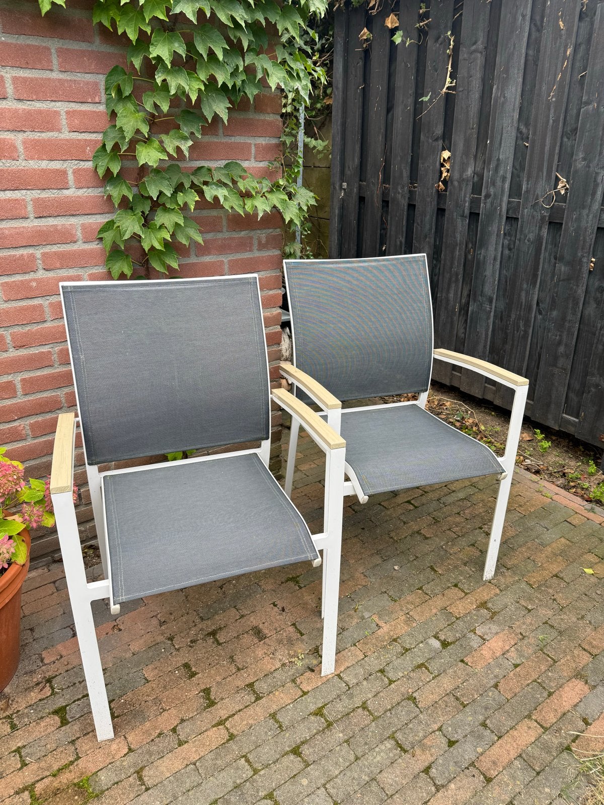 2 onderhoudsarme tuinstoelen, dinerstoelen, zitten goed, Ophalen, Gebruikt, Aluminium, Stapelbaar