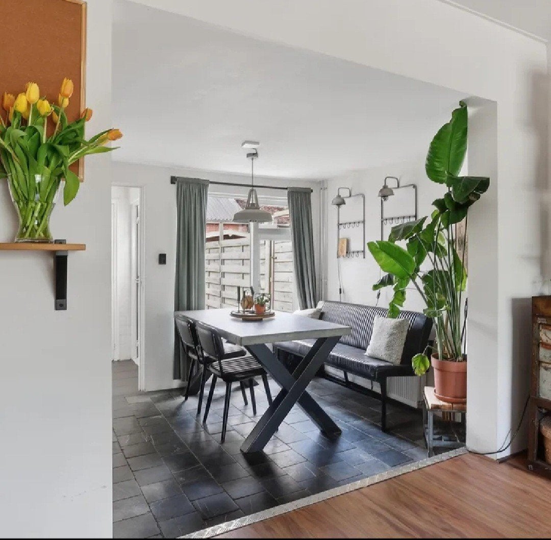 Moderne eettafel met bank en stoelen, Huis en Inrichting, Tafels | Eettafels, Gebruikt, 50 tot 100 cm, Vijf personen of meer, Modern industrieel