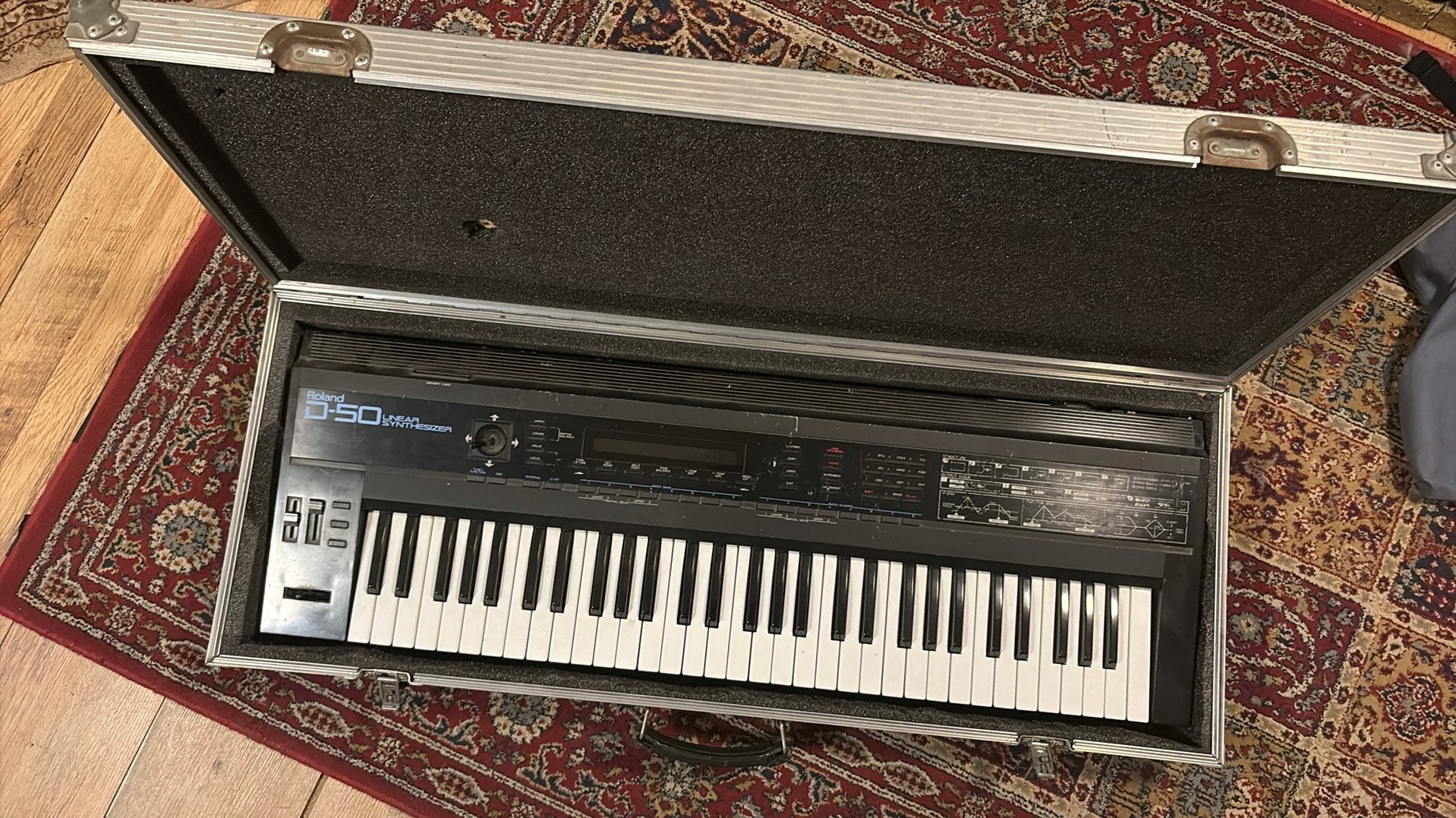 Roland D-50 incl Flightcase, Muziek en Instrumenten, Synthesizers, Ophalen, https://www.roland.com/nl/support/, Met midi-aansluiting