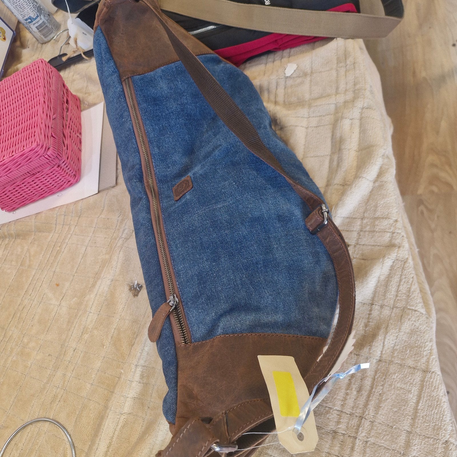 Stijlvolle denim sling bag met leren details, Overige merken, 40 cm of meer, Gebruikt, Ophalen of Verzenden