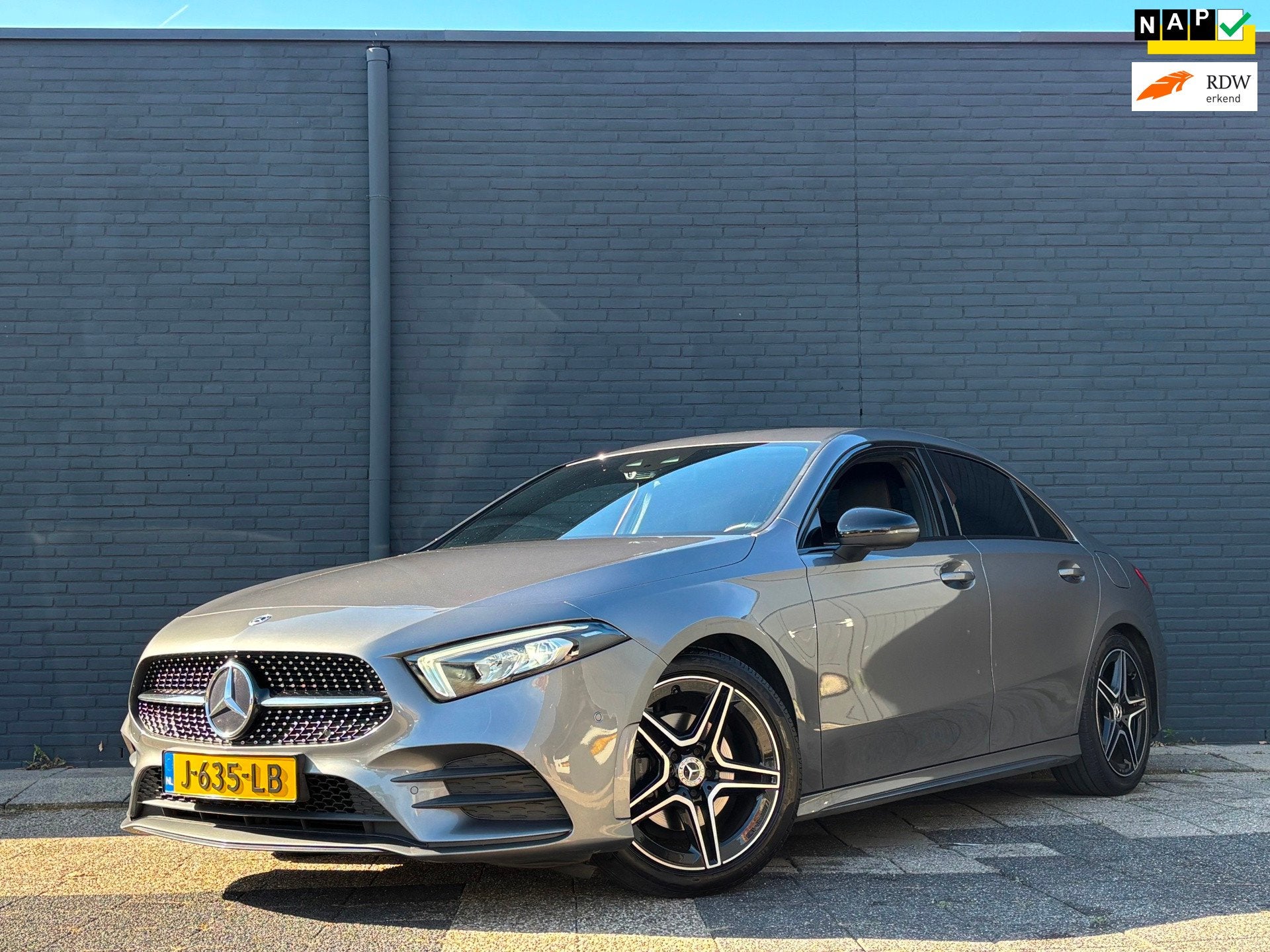 Mercedes-Benz A-klasse 200 AMG | Automaat | Sfeer | Widescre, Auto's, Gebruikt, Euro 6, 4 cilinders, Alcantara