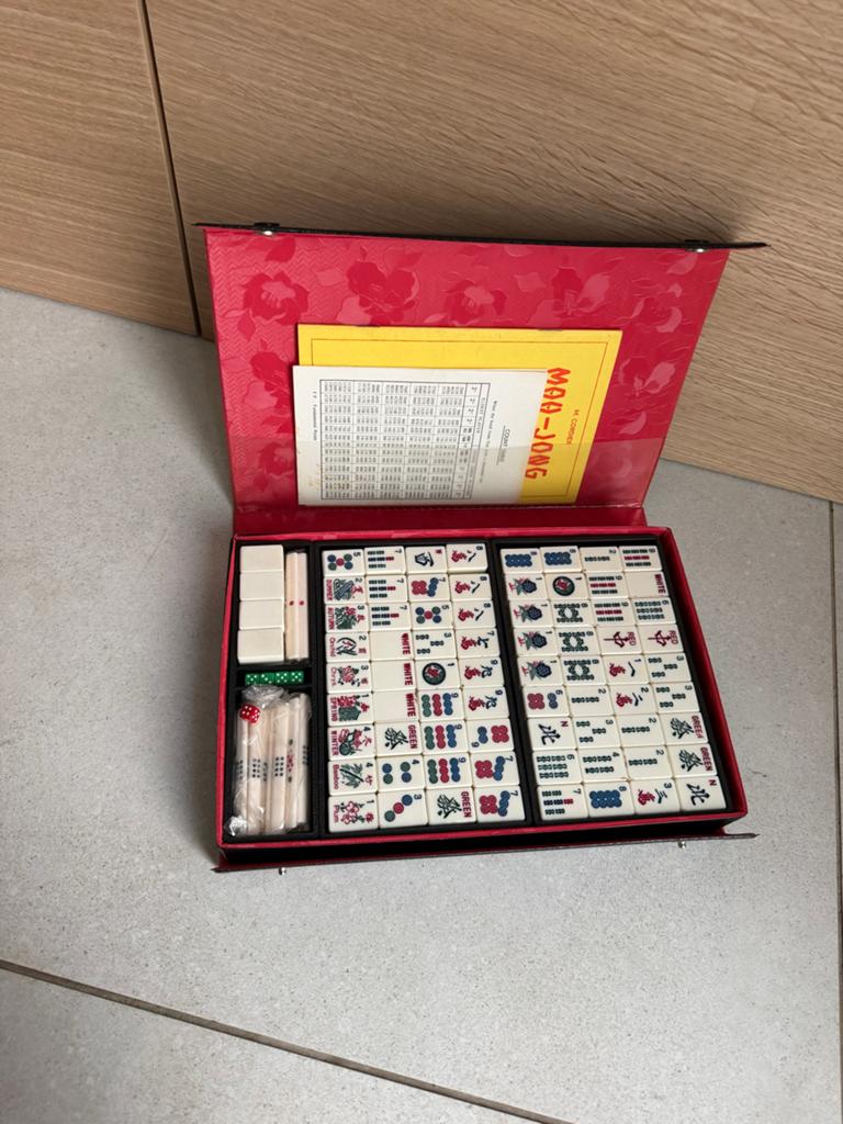 Vintage Mahjong spel in rode koffer - Compleet, Hobby en Vrije tijd, Gezelschapsspellen | Bordspellen, Drie of vier spelers, Ophalen of Verzenden