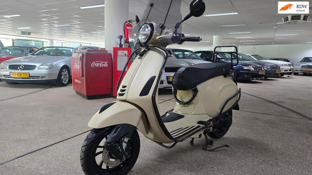 Vespa Bromscooter Primavera 50. Nieuwstaat! 1000km dikke uit, Fietsen en Brommers, Brommers | Vespa, Gebruikt, Overige modellen