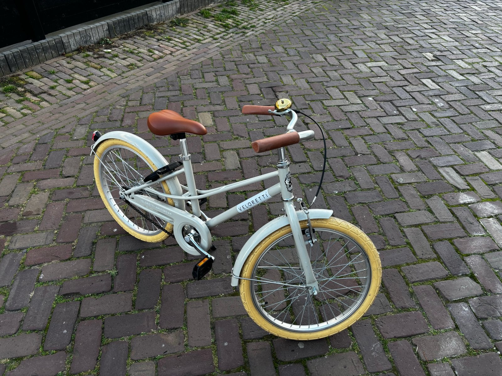 Veloretti kinderfiets pebble grey met AXA slot en bel, Ophalen, Zo goed als nieuw, Velgrem, 20 inch of meer