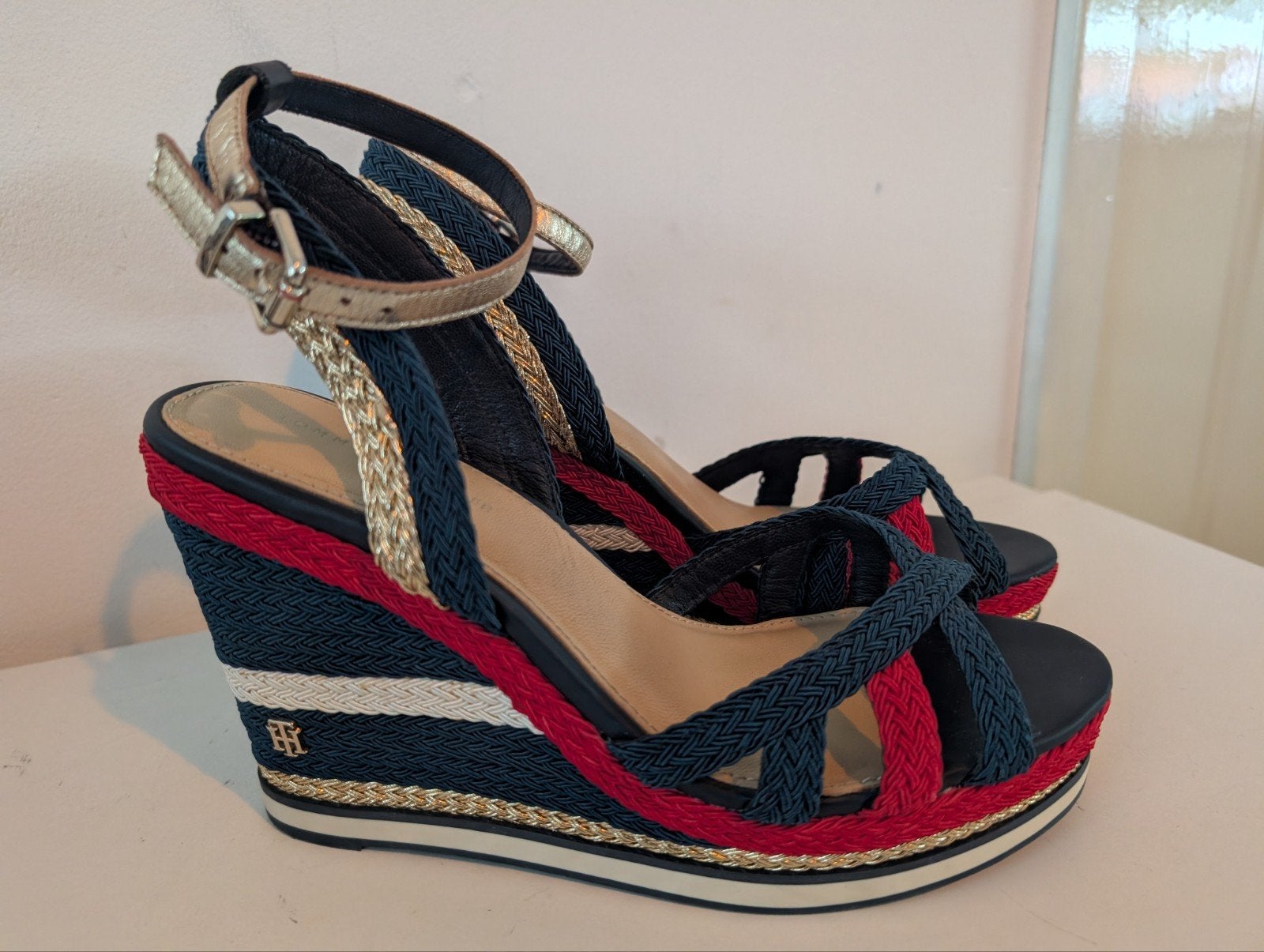 Tommy Hilfiger sleehak sandalen - Rood, Wit, Blauw, Maat 39, Kleding | Dames, Zo goed als nieuw, Rood, Tommy Hilfiger, Sandalen of Muiltjes