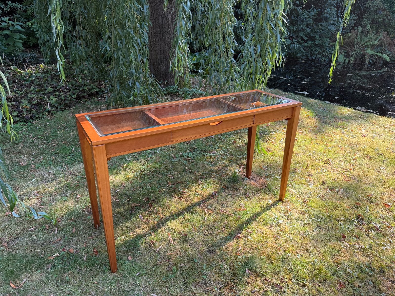 Smal houten dressoir/sidetable met glazen blad en lade, 100 tot 150 cm, Minder dan 50 cm, Zo goed als nieuw, Rechthoekig