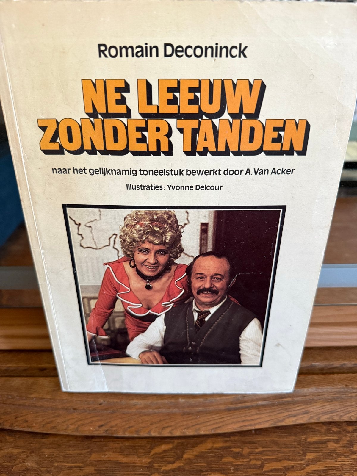 Ne Leeuw Zonder Tanden - Romain Deconinck (Boek), Ophalen of Verzenden, Gelezen, Cabaret