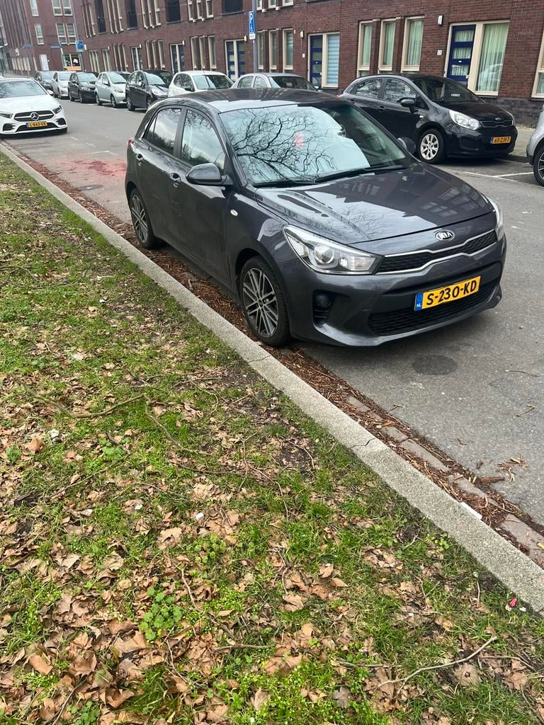 Kia Rio 1.4 Cvvt 100pk AUT 2017 Grijs, Auto's, 450 kg, 4 cilinders, 49 €/maand, 1058 kg