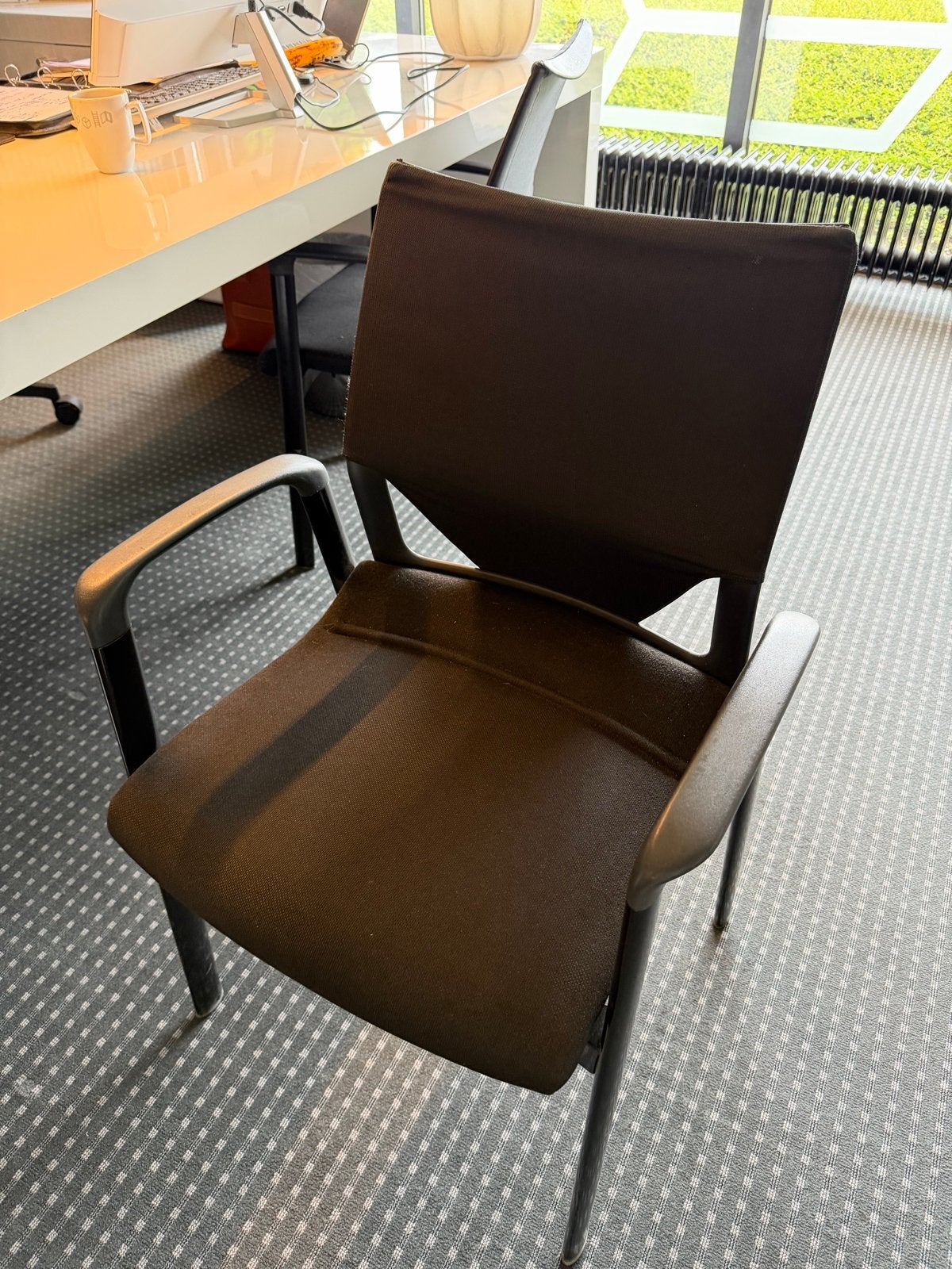 Comfortabele zwarte stoel met armleuningen (6 stuks), Huis en Inrichting, Stoelen, Ophalen, Gebruikt, Bruin, Eén