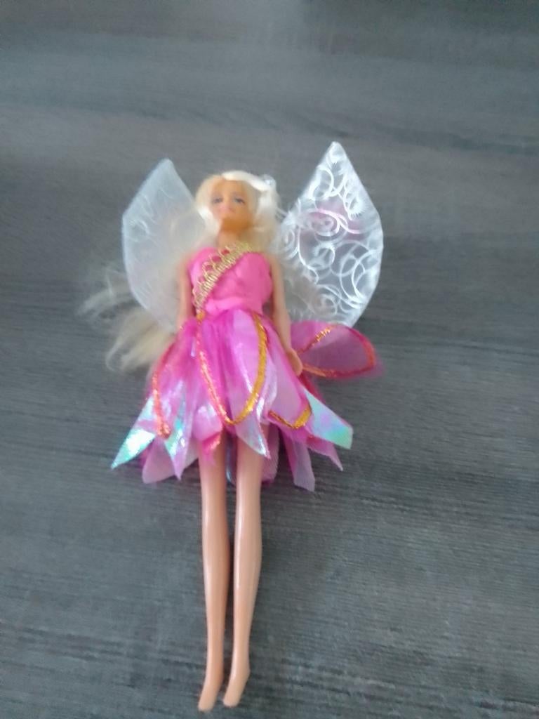 Barbie fee met roze jurk en vleugels, Kinderen en Baby's, Speelgoed | Poppen, Ophalen, Zo goed als nieuw, Barbie