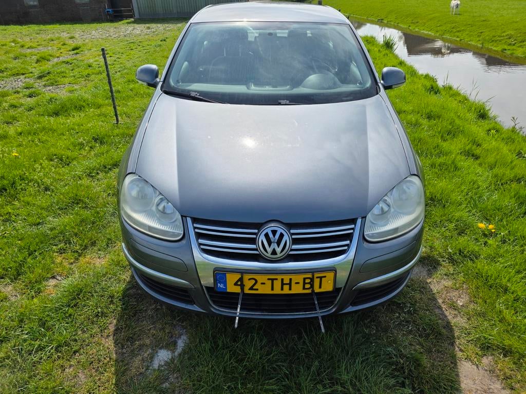 Volkswagen Jetta 1.6 FSI 85KW 2006 Grijs, Voorwielaandrijving, Stof, 4 cilinders, 1246 kg