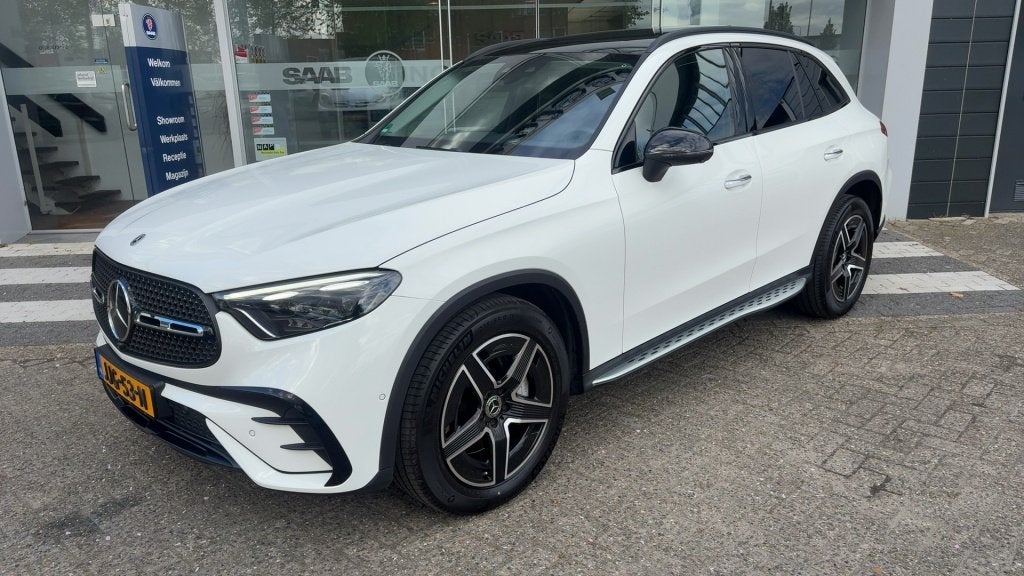 Mercedes-Benz GLC 200 4MATIC AMG Line (bj 2023, automaat), Auto's, Mercedes-Benz, Gebruikt, 4 cilinders, Alcantara, Wit