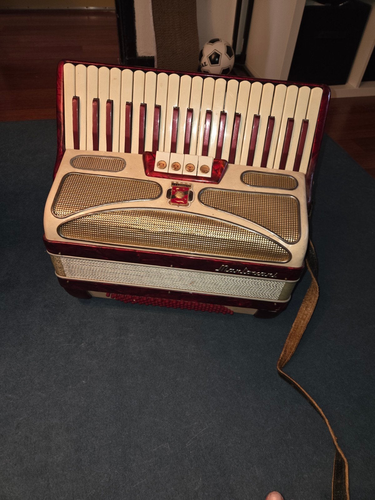 Vintage Mantovani La Diamanta Accordeon - ca. 75 jaar oud, Muziek en Instrumenten, Accordeons, Gebruikt, Met riemen, Toetsaccordeon