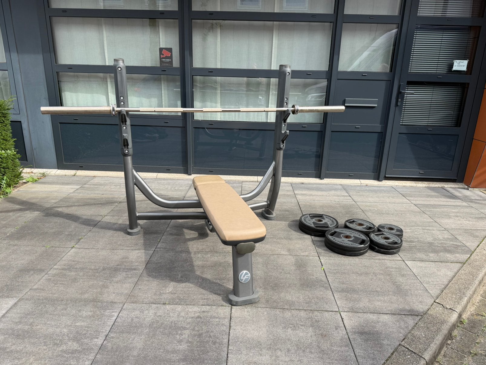 Life Fitness Bench Press + 65kg Technogym Gewichten +Barbell, Ophalen, Zo goed als nieuw, Fitnessbank