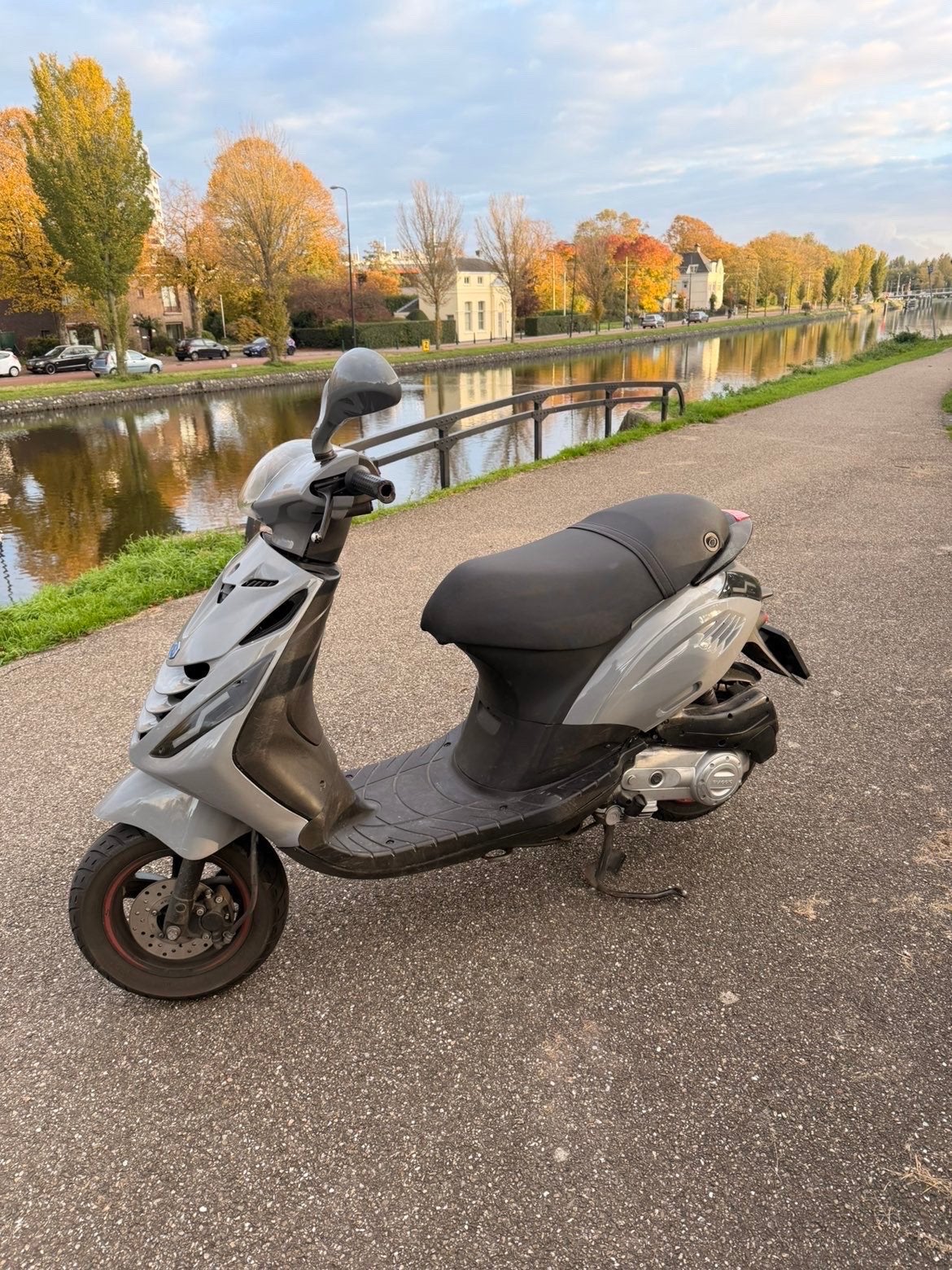 Piaggio Zip 4-Takt 2024 | Zeer Nette Staat | Grijs/Wit, Gebruikt, Maximaal 45 km/u, Zip, Ophalen of Verzenden