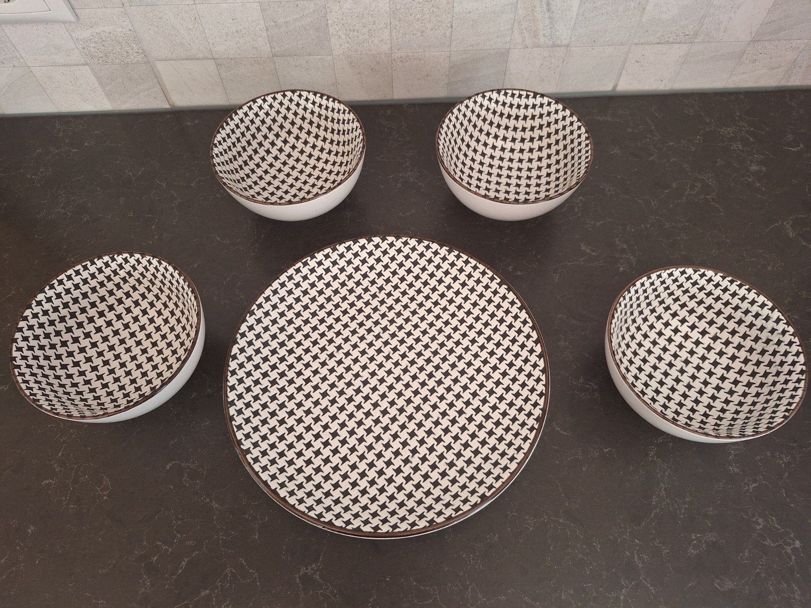 Servies set: 4 kommen en 1 bord met pied-de-poule patroon, Ophalen of Verzenden, Zo goed als nieuw, Kom(men), Overige stijlen