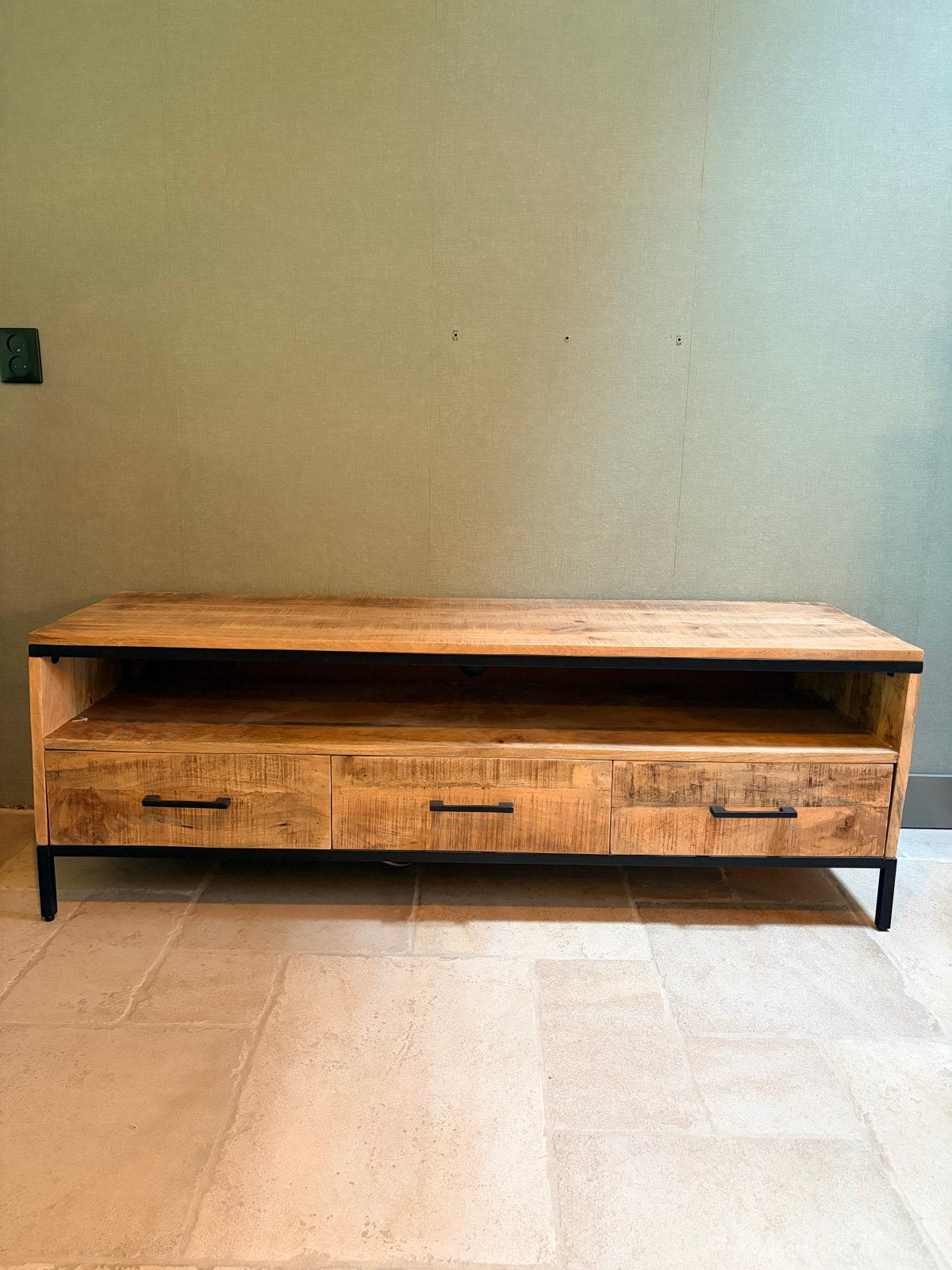 TV-meubel Trevor mangohout - 50x148x45 cm, Ophalen, 100 tot 150 cm, Zo goed als nieuw, Minder dan 100 cm