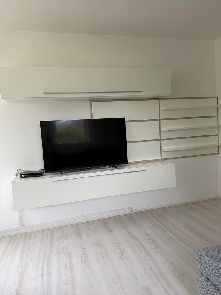 Moderne witte tv-meubel met opbergkasten en planken