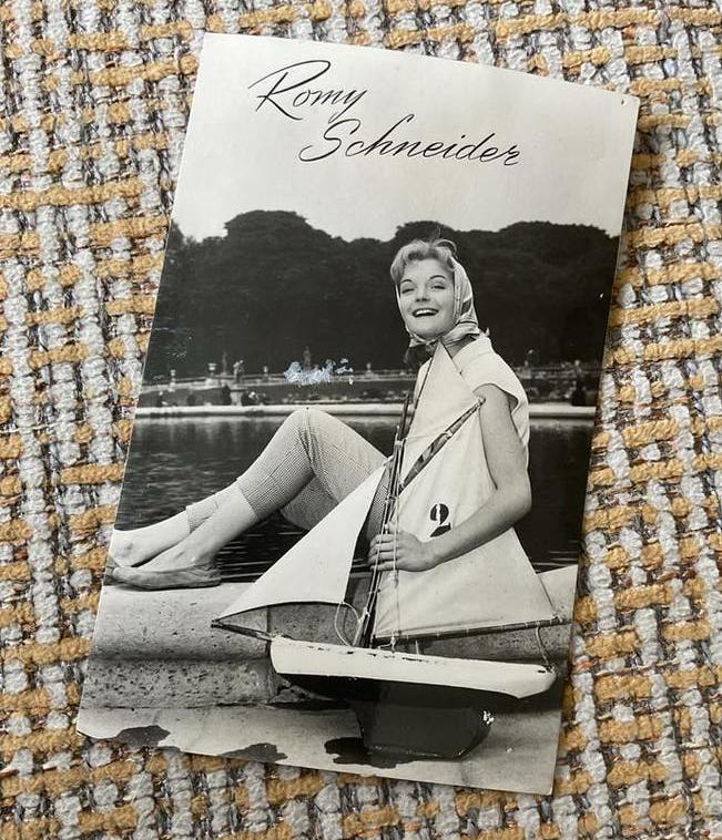 Ansichtkaart Romy Schneider met bootje, Ophalen of Verzenden, 1940 tot 1960, Gelopen