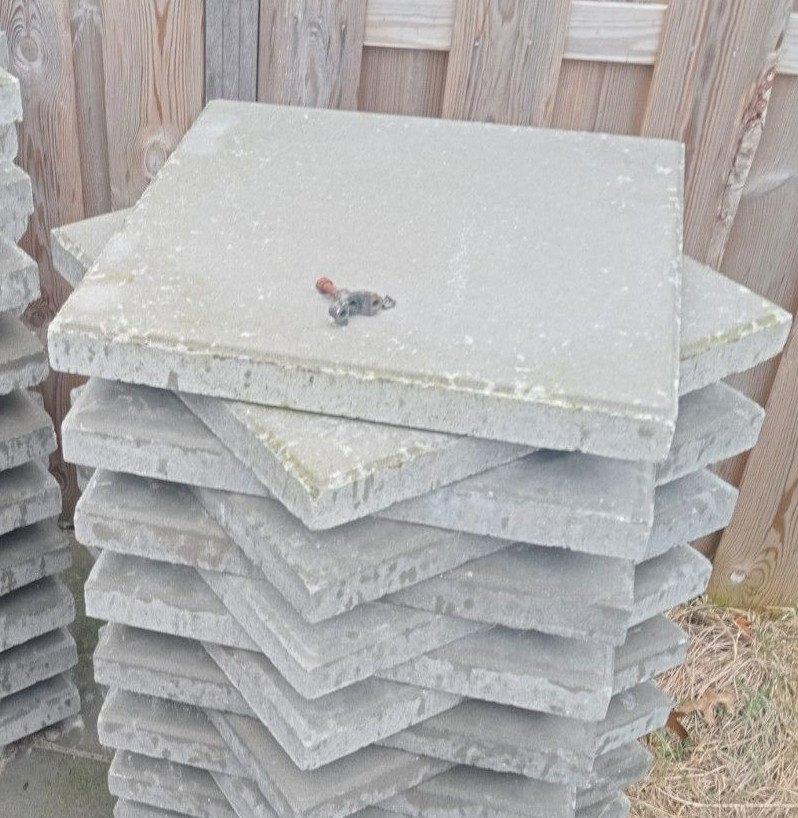 Gezocht: 10 betontegels, Tuin en Terras, Tegels en Klinkers, Ophalen, Gebruikt, Minder dan 5 m², Beton