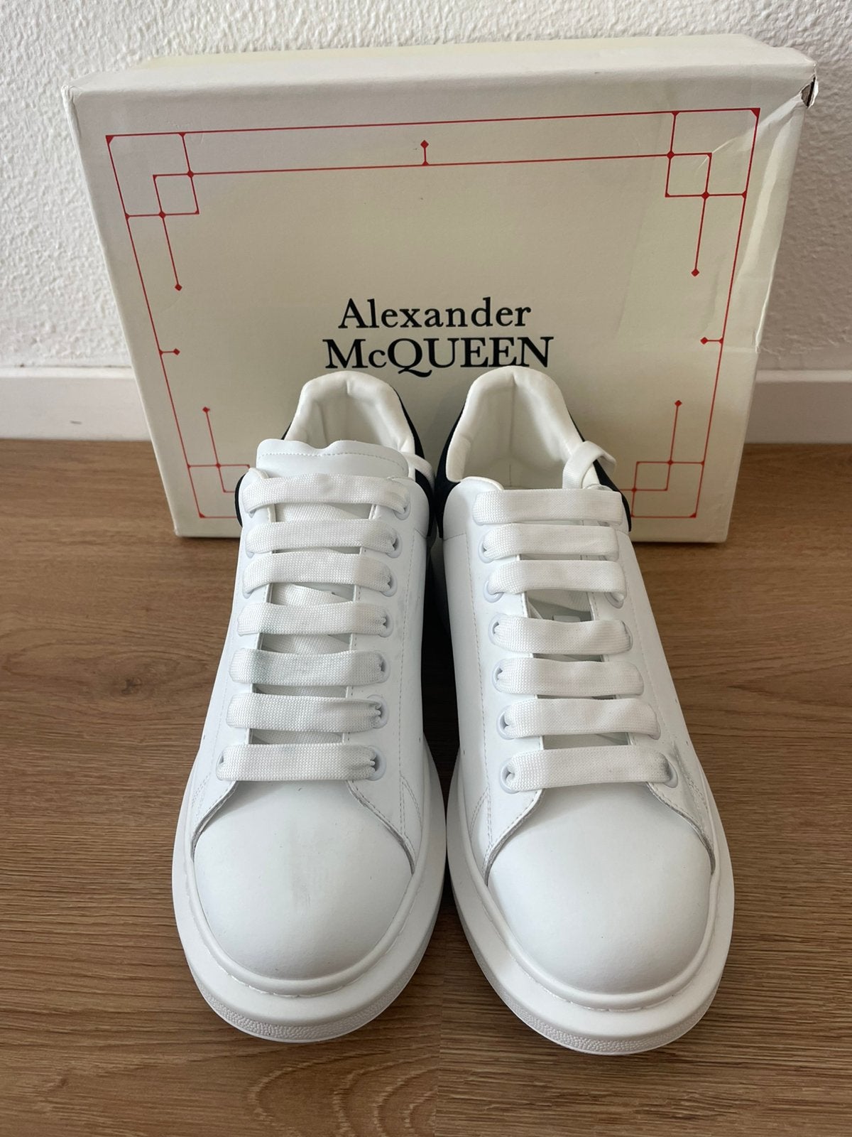 Alexander McQueen wit met zwart maat 42 nieuw, Wit, Nieuw, Ophalen of Verzenden, Sneakers of Gympen