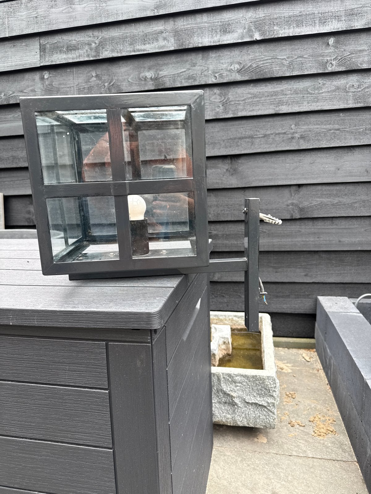 Robuuste wandlamp voor buiten - Zwart metaal en glas, Gebruikt, Minder dan 50 watt, Wandlamp, Ophalen of Verzenden