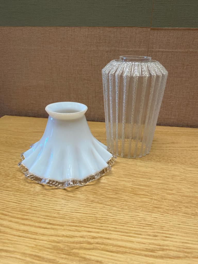 Set van 2 Vintage Glazen Lampenkapjes, Wit, Ophalen of Verzenden, Nvt, Overige vormen
