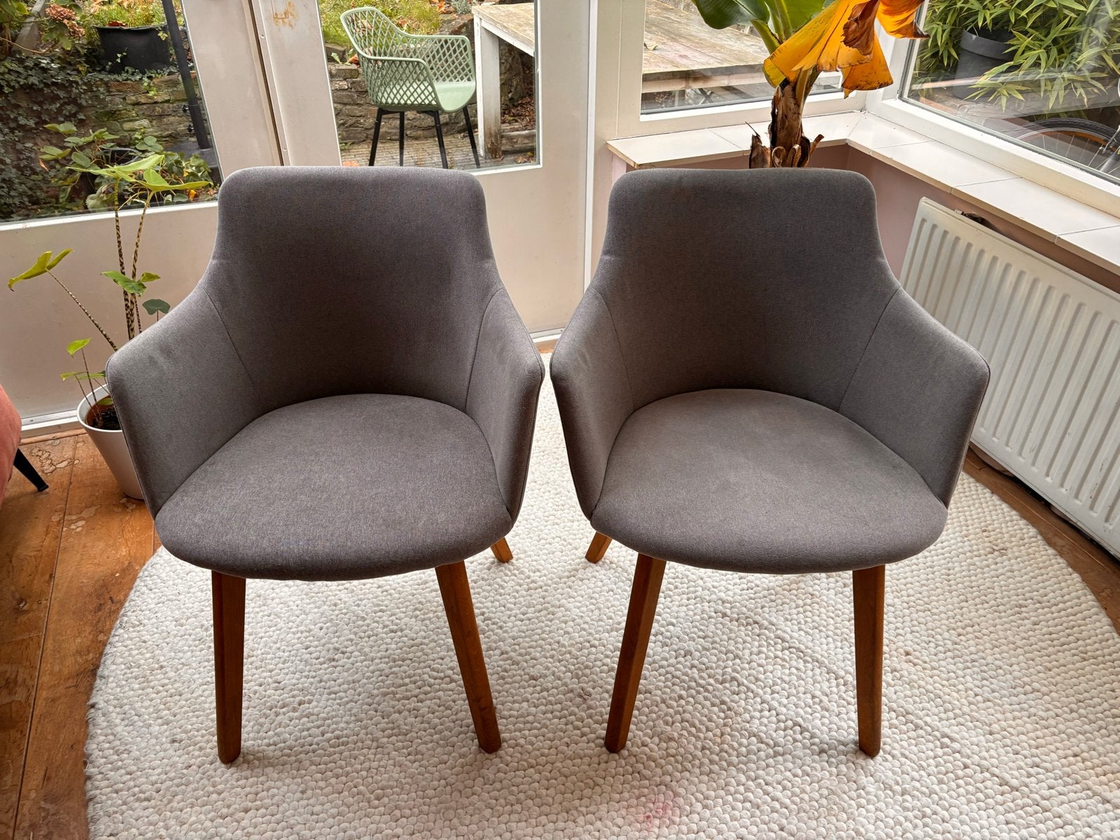 Twee comfortabele grijze eetkamerstoelen, Gebruikt, Twee, Ophalen of Verzenden, Grijs