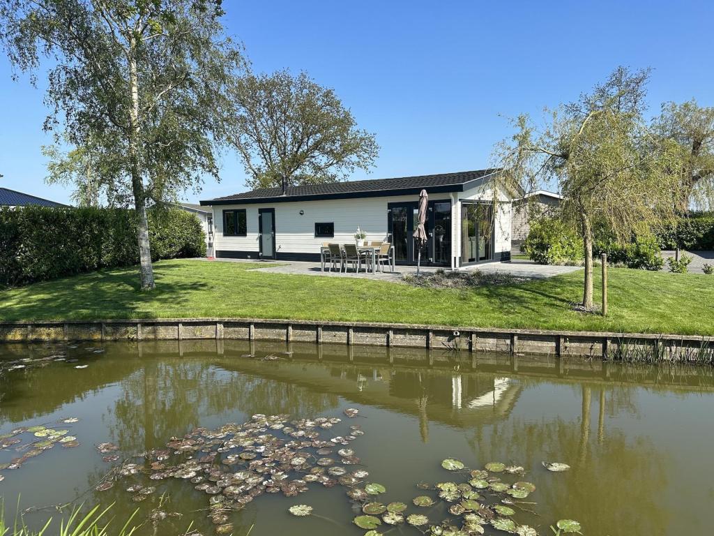 Chalet te koop + Koopgrond in Berkhout N-H R#52R, Caravans en Kamperen, Stacaravans, Tot en met 5