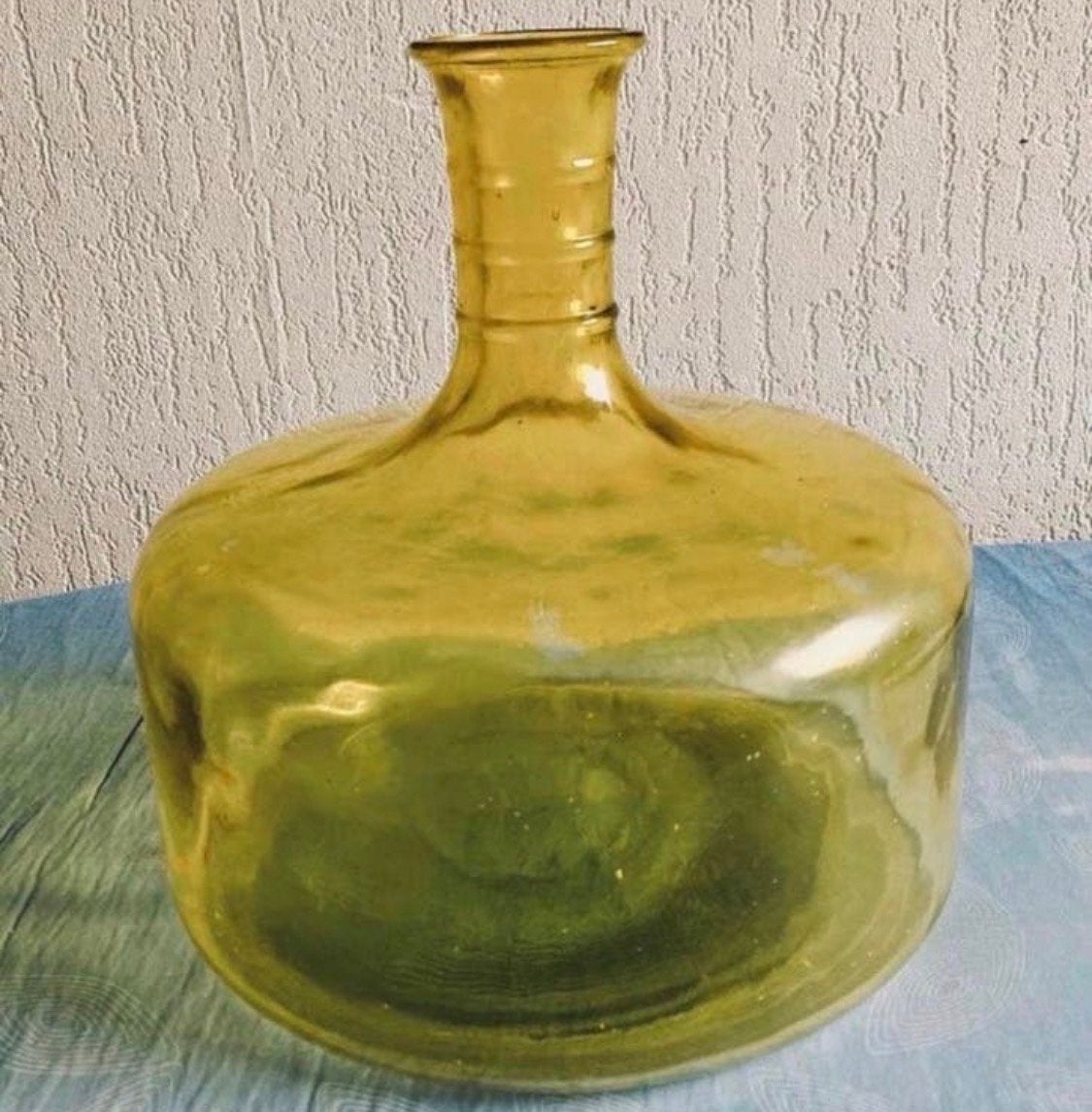 Grote amberkleurige glazen vaas/fles - 24 cm, Geel, Ophalen of Verzenden, Gerecycled glas, Glas