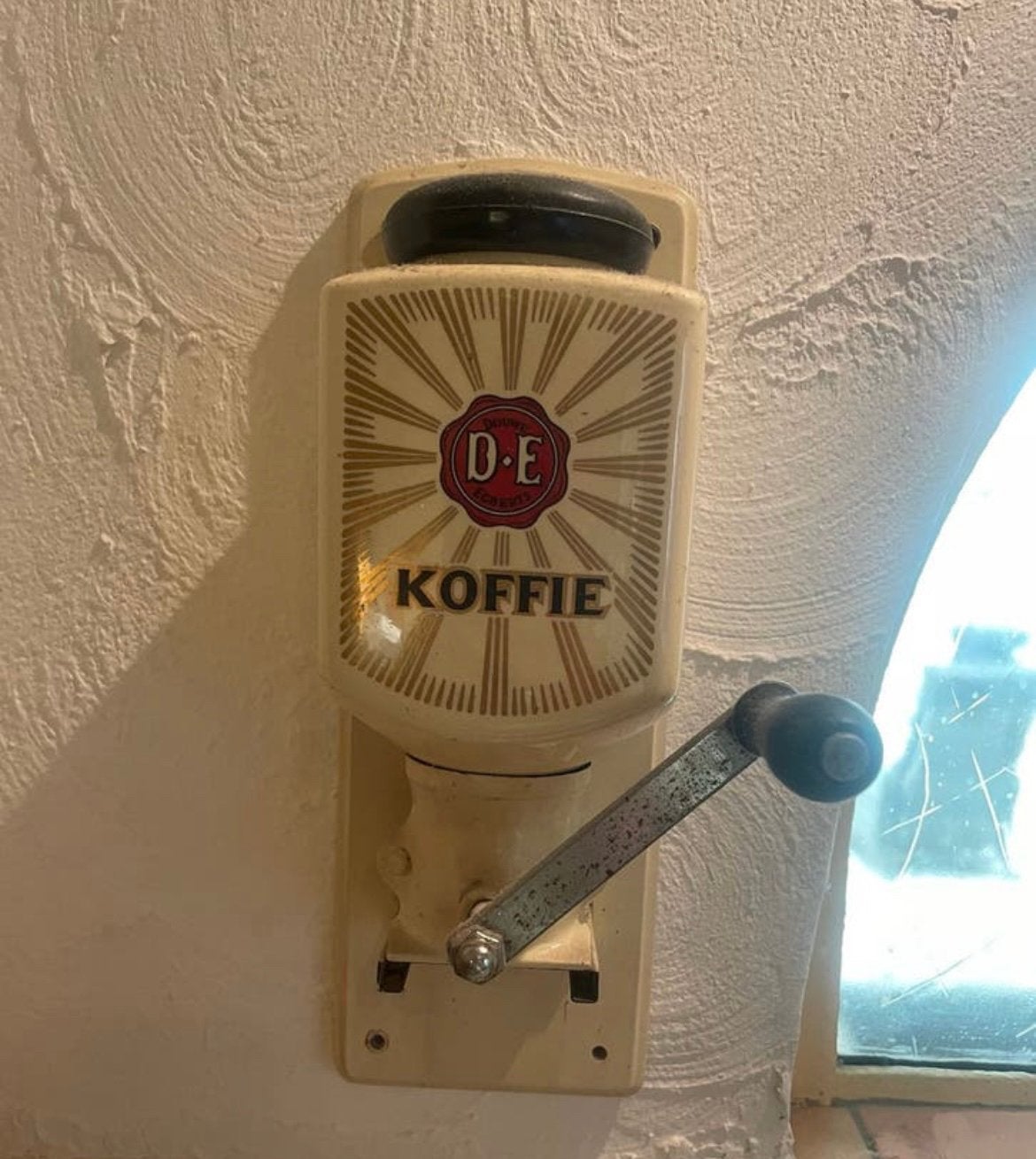 Ouderwetse koffiemolen van Douwe Egberts, Ophalen