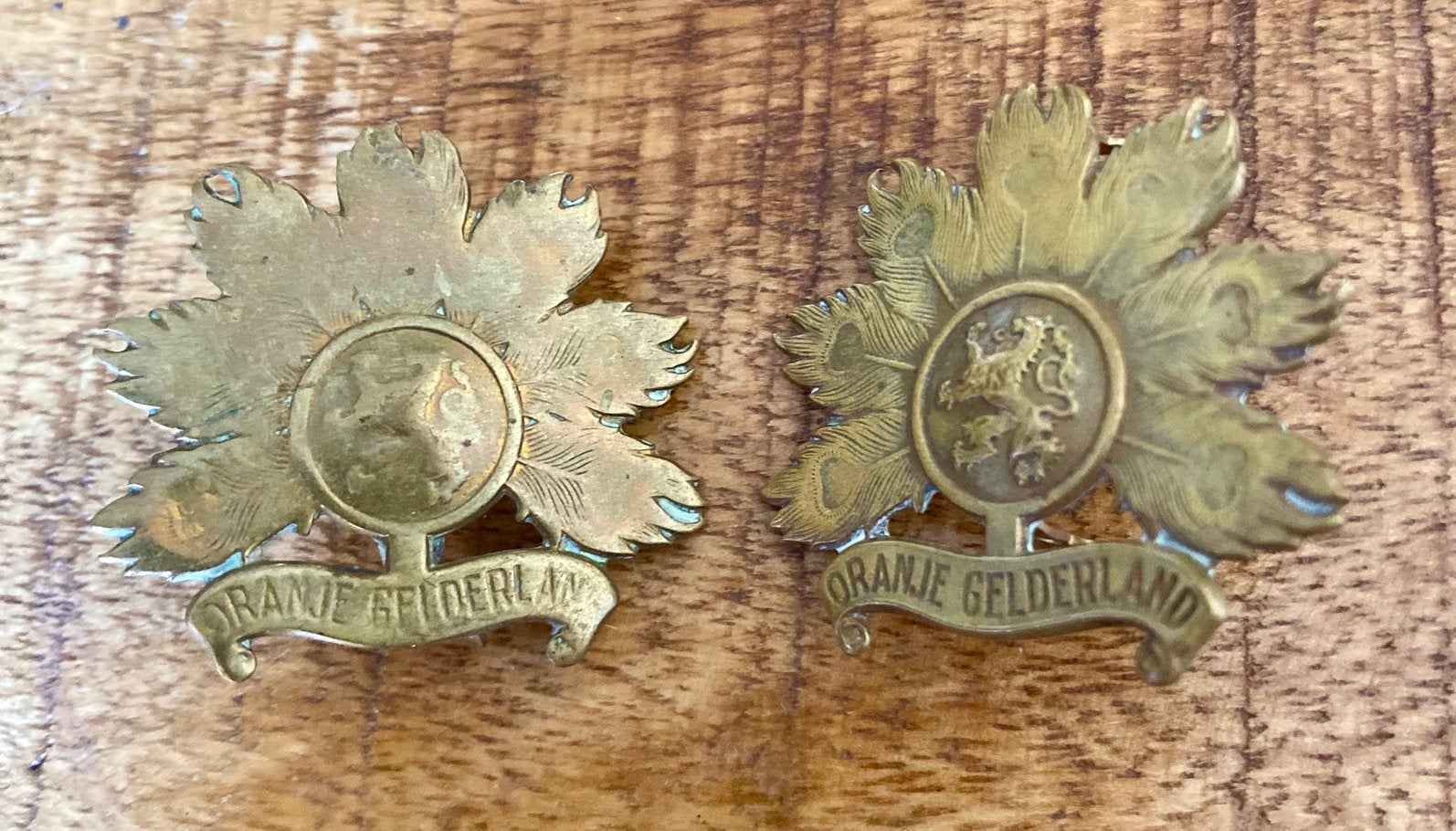 Twee Nederlandse schouderemblemen Infanterie Oranje Gelderla, Verzenden, Landmacht, Nederland, Embleem of Badge