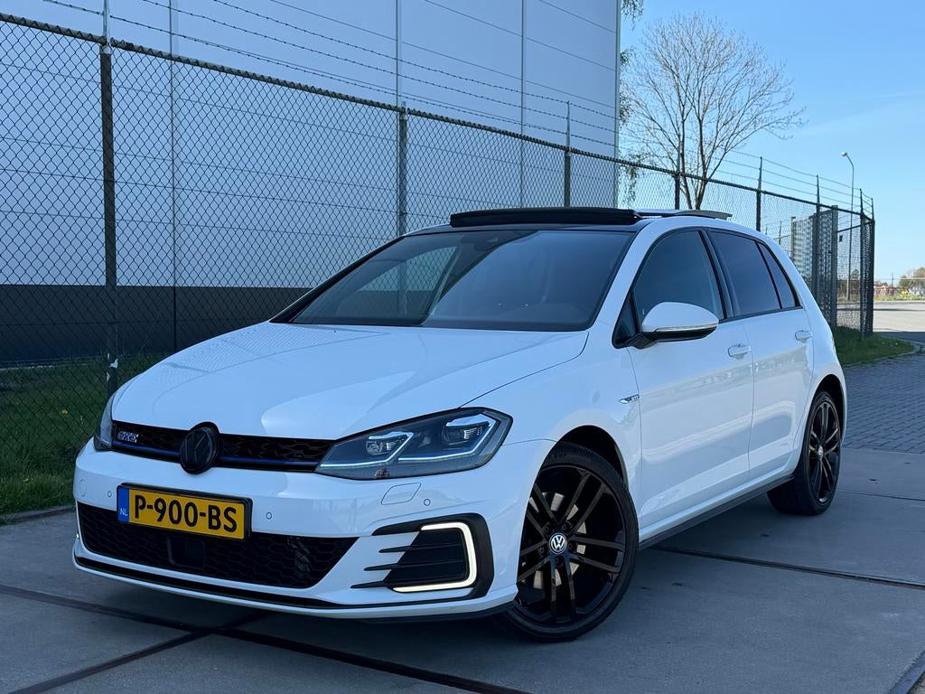 Volkswagen Golf 1.4 GTE 245pk DSG 2019 Wit Highline Pano, Zwart, Wit, 1395 cc, 149 pk