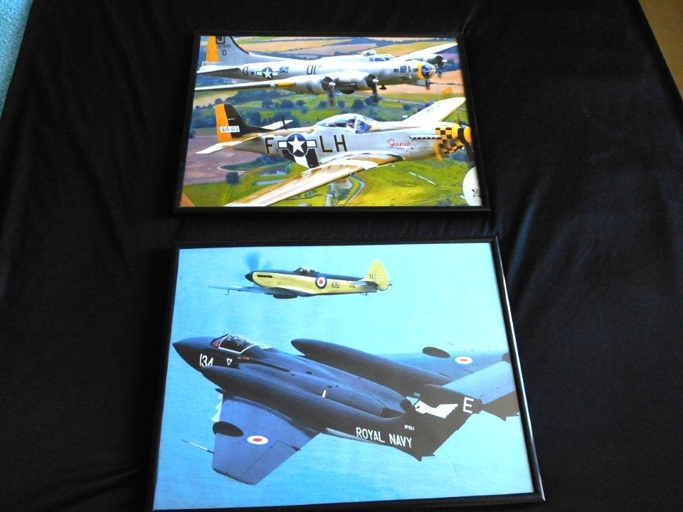 2 Lijsten met afbeeldingen van Oorlog Vliegtuigen., Ophalen, 31 cm, Decoratieobject, Zo goed als nieuw