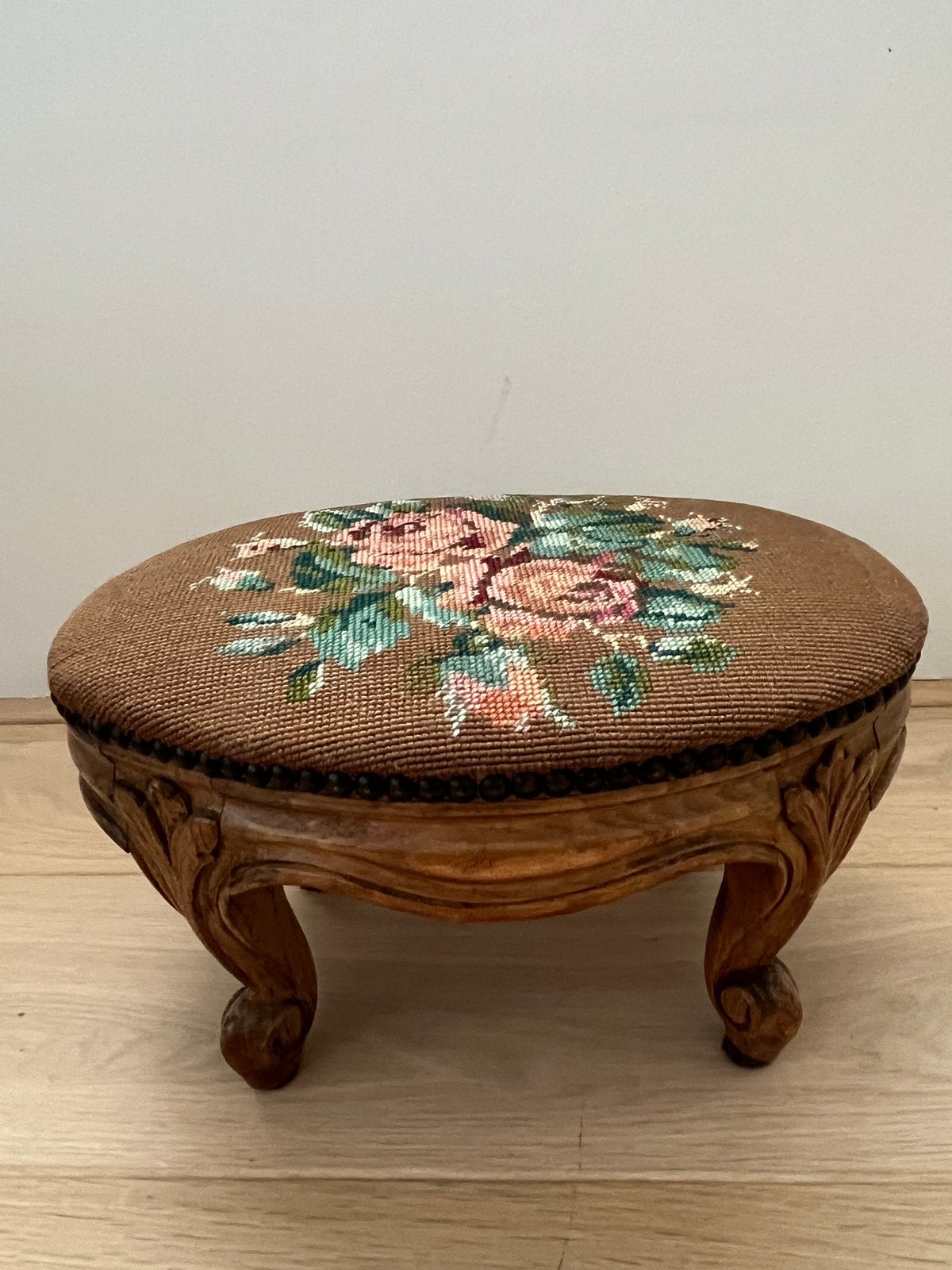 Vintage voetenbankje / hocker met petit point borduurwerk, Ophalen