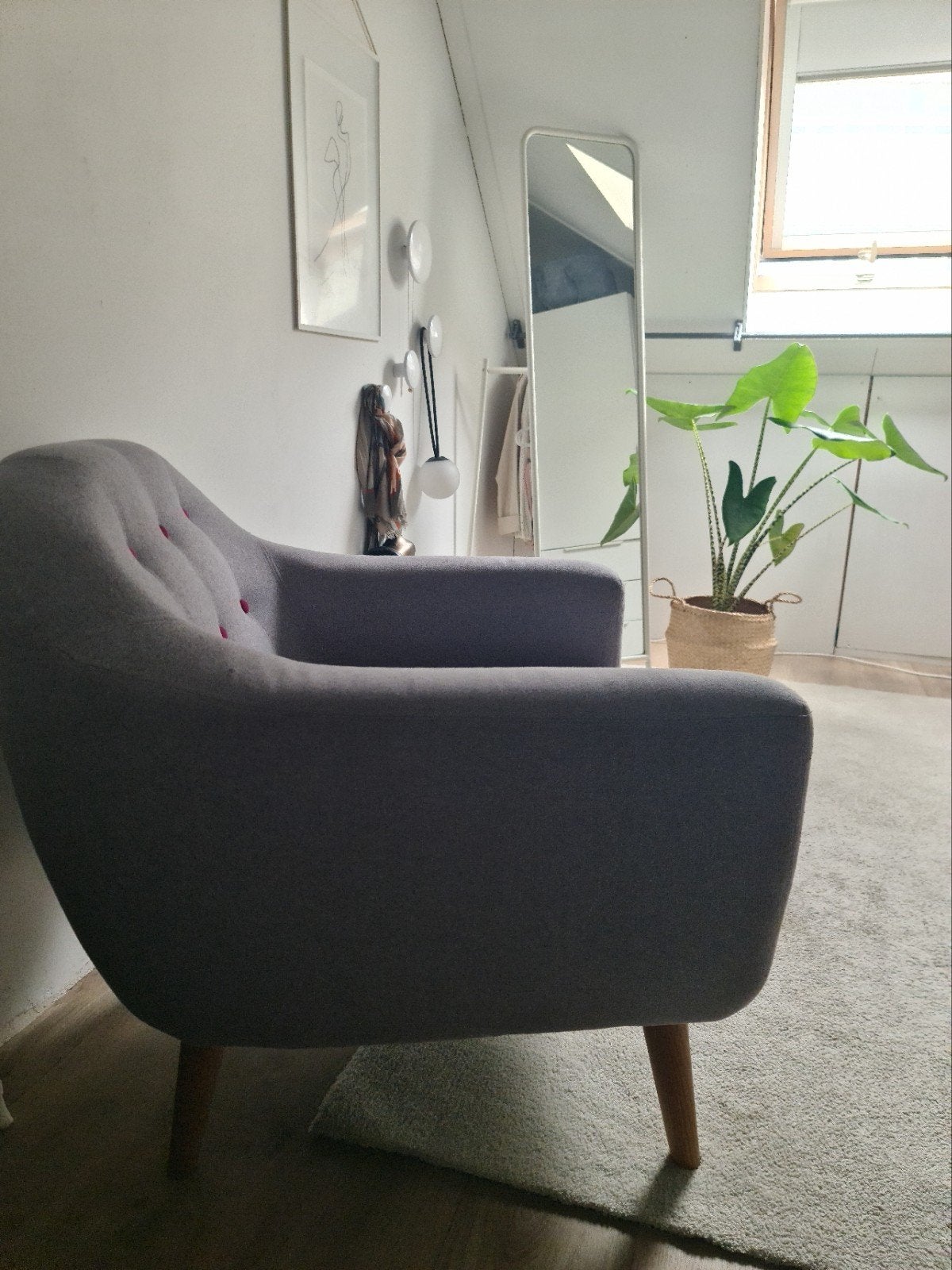 Comfy fauteuil - grijs met roze knopen, Huis en Inrichting, Fauteuils, Gebruikt, 75 tot 100 cm, Ophalen of Verzenden, 75 tot 100 cm