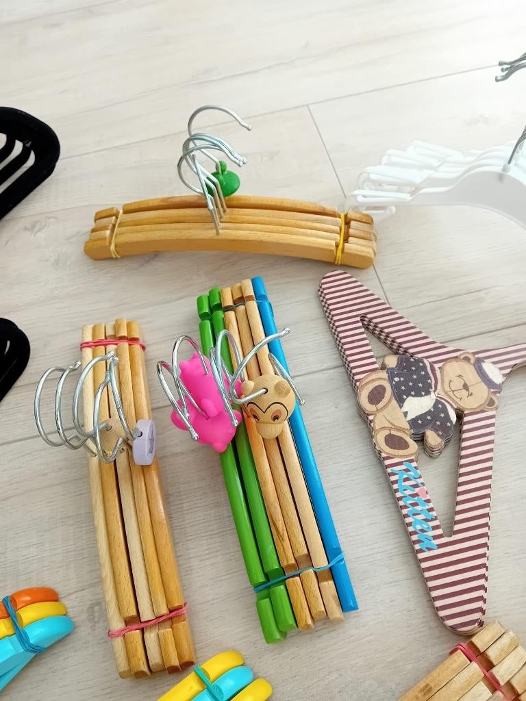 93 stuks kledinghangers volwassenen en kinderen, Ophalen of Verzenden, Zo goed als nieuw, Hout, Kinderen en Volwassenen