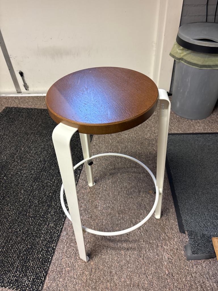 TIPTOE LOU Set van 3 stevige krukken met houten zitting merk, Huis en Inrichting, Barkrukken, Gebruikt, Met voetsteun, 60 tot 90 cm