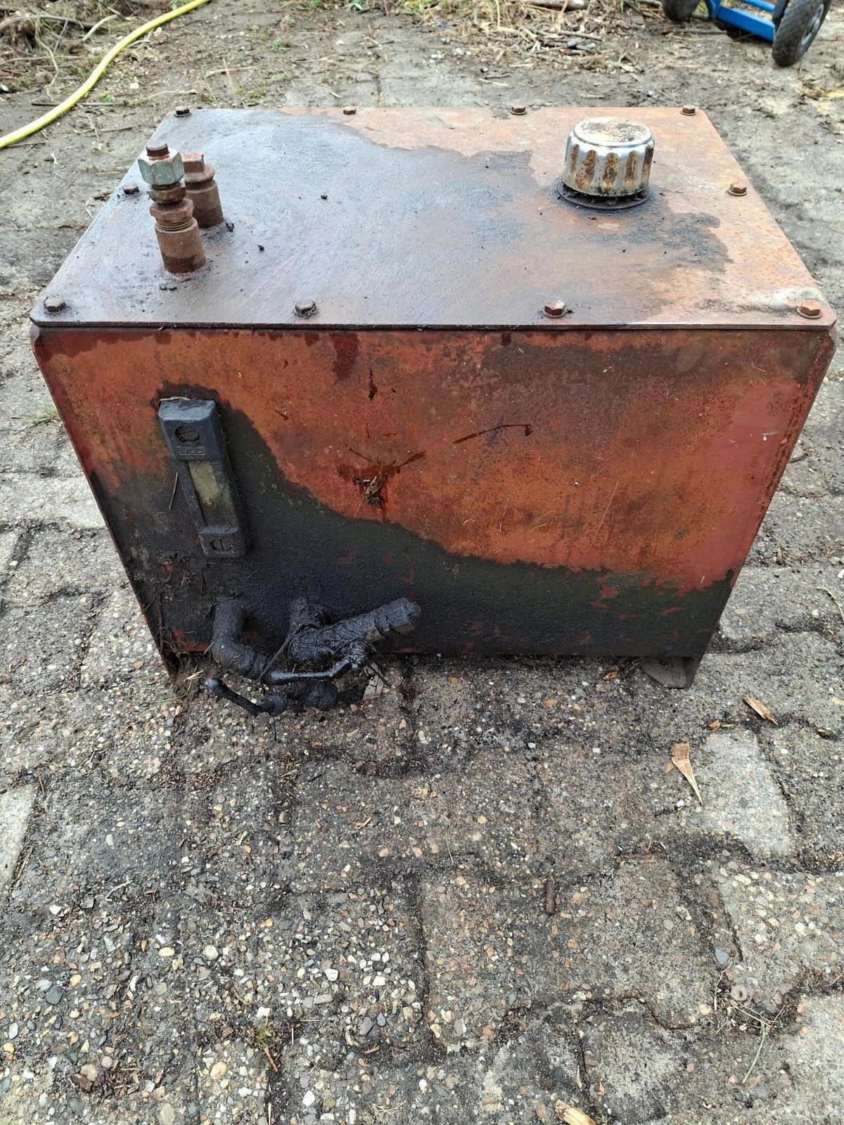 Gebruikte metalen hydrauliek olie tank met kraan en dop, Ophalen, Gebruikt, [Universele onderdelen]